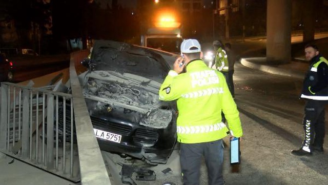 Bariyere çarpan lüks cip alev aldı, içindekiler yara almadan kurtuldu Bariyere çarpan lüks cip alev aldı, içindekiler yara almadan kurtuldu