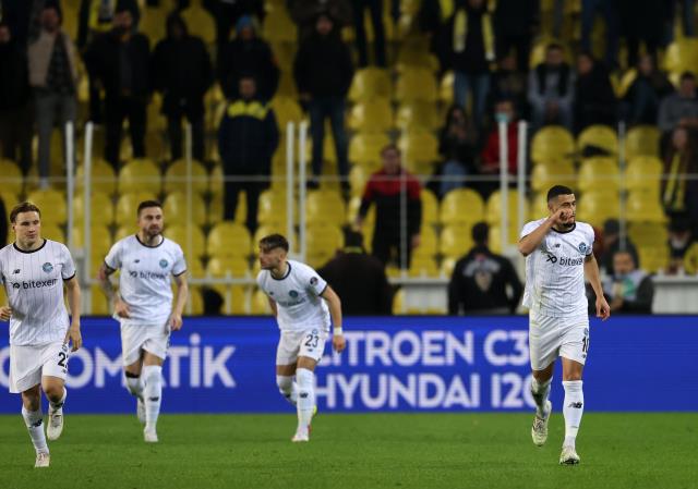 Fenerbahçe'nin kabusu bitmiyor! Sarı-Lacivertliler, kendi evinde Adana Demirspor'a 2-1 mağlup oldu