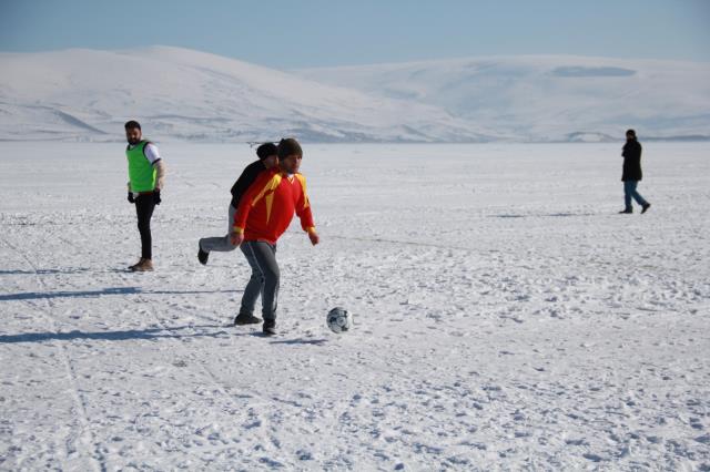 Görüntüler Türkiye'den! Donan göl üzerinde futbol maçı yaptılar