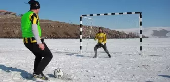 Görüntüler Türkiye'den! Donan göl üzerinde futbol maçı yaptılar