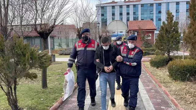 Battaniyeye sarılı halde yakalanan katil zanlısı mahkemeye getirilirken gözyaşlarına hakim olamadı