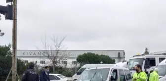 Servis minibüsünün çaptığı araçtaki 2 polis yaralandı