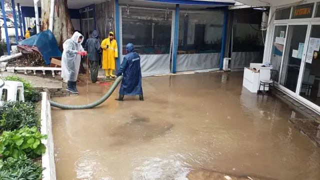 Bodrum'da kırmızı alarm: Ekipler teyakkuza geçti, 'dışarı çıkmayın' uyarısı yapıldı