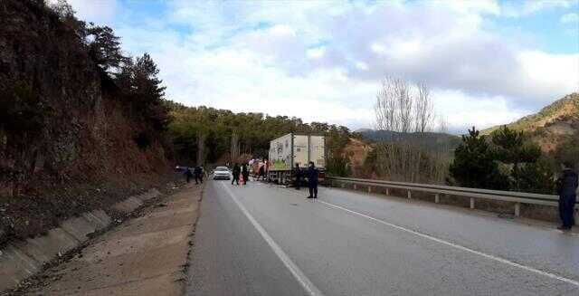 Kamyonla çarpışan otomobilde aynı aileden 4 kişi feci şekilde can verdi