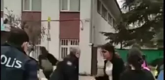 Arkadaşları ayırmak yerine izledi! Liseli kızların tekme ve yumruklu kavgası kamerada