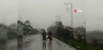 Benzini biten motosiklete ayağıyla iterek götürdü... O anlar kamerada