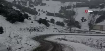 Çanakkale'de etkili olan kar yağışı sürücülere zor anlar yaşattı