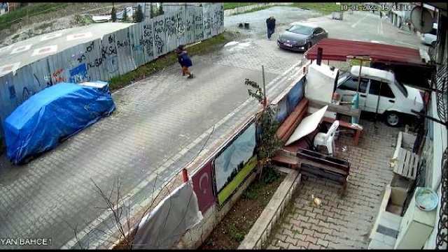 Esenyurt'ta plakasında 'mutluyuz' yazan otomobille geldi, dehşeti yaşattı Esenyurt'ta plakasında 'mutluyuz' yazan otomobille geldi, dehşeti yaşattı