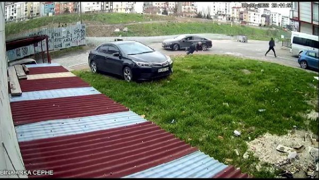 Esenyurt'ta plakasında 'mutluyuz' yazan otomobille geldi, dehşeti yaşattı Esenyurt'ta plakasında 'mutluyuz' yazan otomobille geldi, dehşeti yaşattı