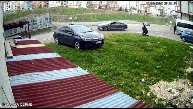 Esenyurt'ta plakasında 'mutluyuz' yazan otomobille geldi, dehşeti yaşattı Esenyurt'ta plakasında 'mutluyuz' yazan otomobille geldi, dehşeti yaşattı