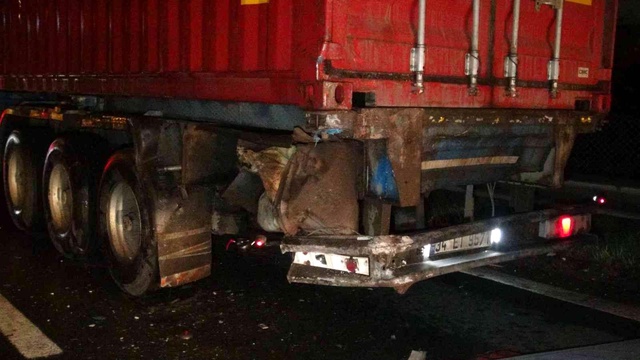 2 tır ve 1 kamyonet birbirine girdi, yakıt deposu patladı! Zincirleme kazada faciadan dönüldü 2 tır ve 1 kamyonet birbirine girdi, yakıt deposu patladı! Zincirleme kazada faciadan dönüldü