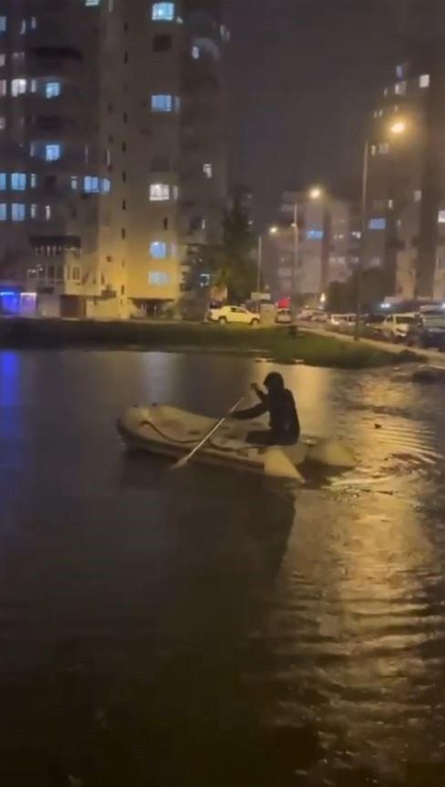 Yağmur suyunda bota binip denizde yüzer gibi yüzdü Yağmur suyunda bota binip denizde yüzer gibi yüzdü