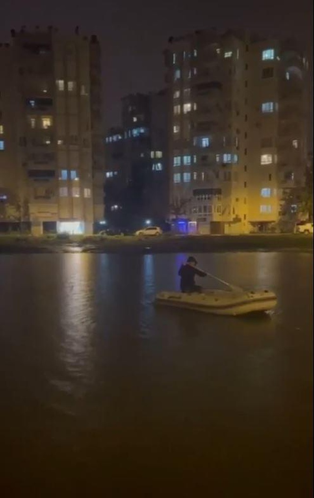 Yağmur suyunda bota binip denizde yüzer gibi yüzdü Yağmur suyunda bota binip denizde yüzer gibi yüzdü