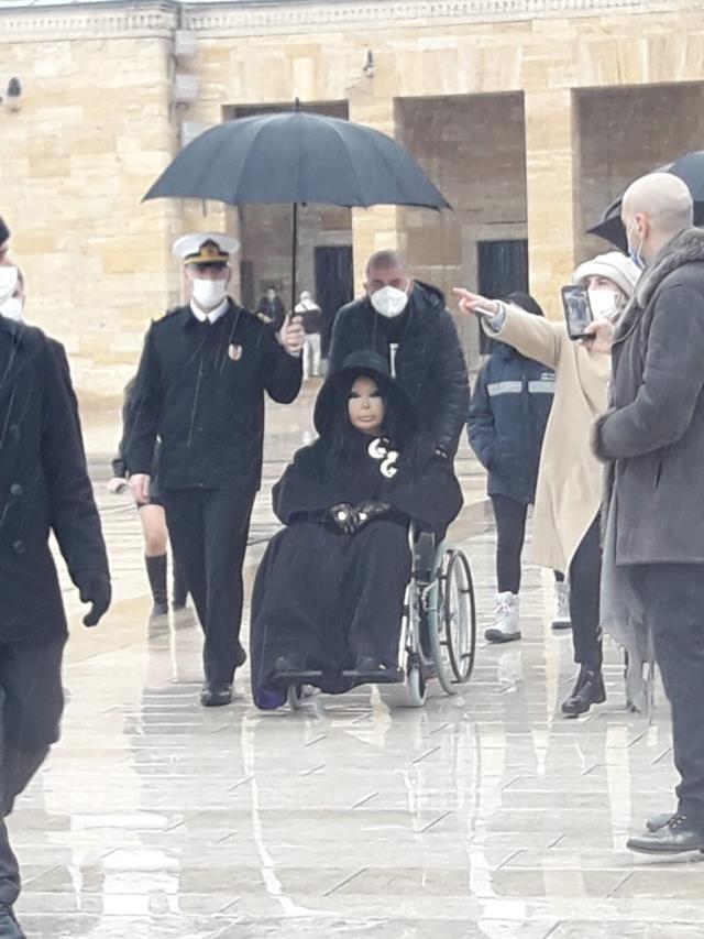 Anıtkabir'de subayın Bülent Ersoy'a şemsiye tutmasına herkes tepki gösterdi, Gülben Ergen çılgına döndü