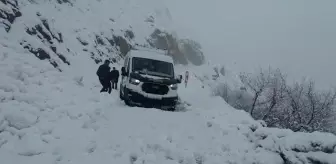 Bingöl'de çığ düştü, yol ulaşıma kapandı