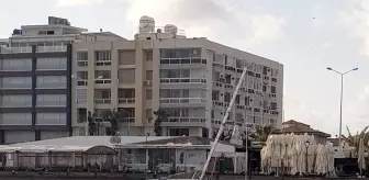 Çeşme'de fırtına nedeniyle yan yatan tekne karaya vurdu