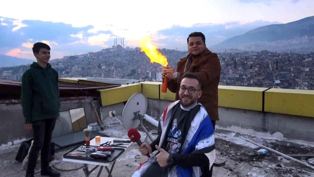 Yer Türkiye: Dünyasının en saçma binasına dünyasının 18. katında muhabiri tıraş ettiler Yer Türkiye: Dünyasının en saçma binasına dünyasının 18. katında muhabiri tıraş ettiler