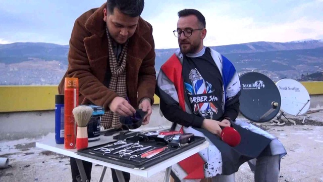 Yer Türkiye: Dünyasının en saçma binasına dünyasının 18. katında muhabiri tıraş ettiler Yer Türkiye: Dünyasının en saçma binasına dünyasının 18. katında muhabiri tıraş ettiler