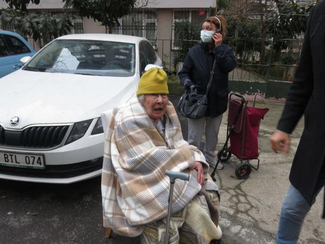 Kadıköy'de yangın paniği! 5 kişi hastanelik oldu, 1 cansız bedene ulaşıldı Kadıköy'de yangın paniği! 5 kişi hastanelik oldu, 1 cansız bedene ulaşıldı