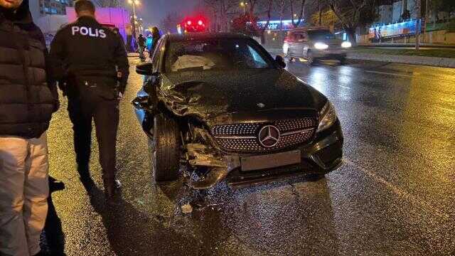 Lüks otomobilin çarptığı taksinin sürücüsü camdan fırlayarak taksisinin altında kaldı Lüks otomobilin çarptığı taksinin sürücüsü camdan fırlayarak taksisinin altında kaldı