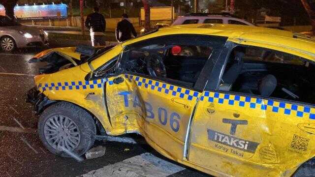 Lüks otomobilin çarptığı taksinin sürücüsü camdan fırlayarak taksisinin altında kaldı Lüks otomobilin çarptığı taksinin sürücüsü camdan fırlayarak taksisinin altında kaldı