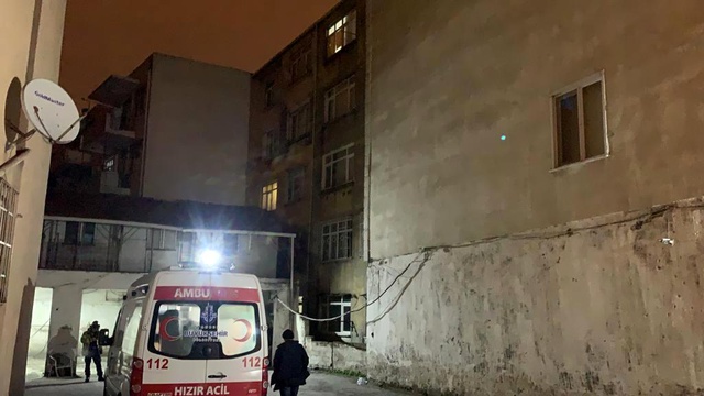 İstanbul'un göbeğinde yangın paniği! Yabancı uyruklu şahıs, husumetlisinin evini yaktı: 4 yaralı İstanbul'un göbeğinde yangın paniği! Yabancı uyruklu şahıs, husumetlisinin evini yaktı: 4 yaralı