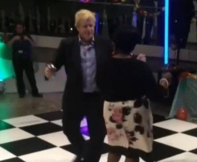 İngiltere'de kriz büyüyor! Boris Johnson bu kez de ışın kılıçlı dans videosuyla gündemde