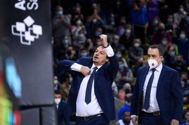 İspanyol taraftarlar çılgına döndü! Barcelona-Anadolu Efes maçına Ergin Ataman damga vurdu İspanyol taraftarlar çılgına döndü! Barcelona-Anadolu Efes maçına Ergin Ataman damga vurdu
