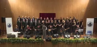 Görmediği seyircilerinin alkışlarıyla engelleri aşıyor