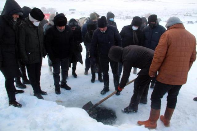 CHP'li belediye başkanları, buz tutan Çıldır Gölü'nde Eskimo usulü balık tutarken tipiye tutuldu