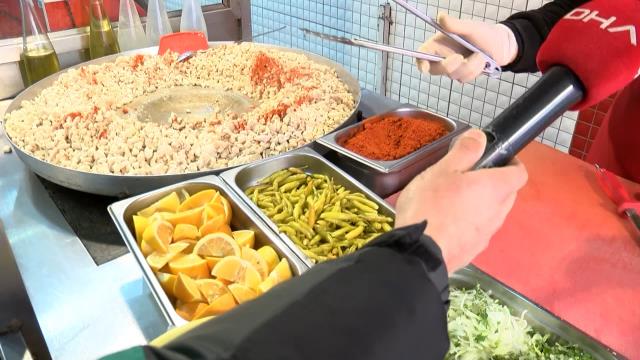 Çöpteki biberleri ve etleri müşteriye servis eden tantunici artık sinek avlıyor! Kadıköylüler 'işyerini kapatın' çağrısı yaptı Çöpteki biberleri ve etleri müşteriye servis eden tantunici artık sinek avlıyor! Kadıköylüler 'işyerini kapatın' çağrısı yaptı