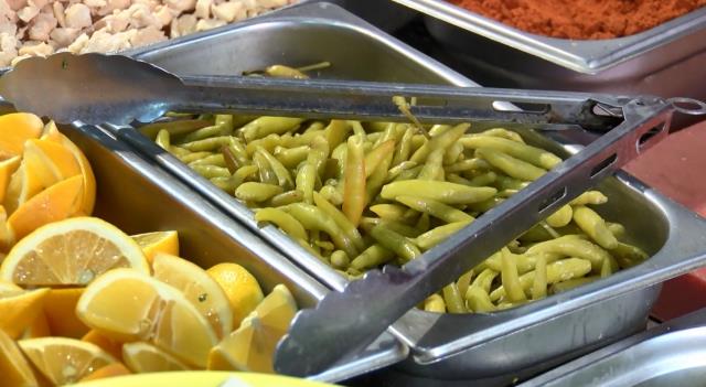 Çöpteki biberleri ve etleri müşteriye servis eden tantunici artık sinek avlıyor! Kadıköylüler 'işyerini kapatın' çağrısı yaptı Çöpteki biberleri ve etleri müşteriye servis eden tantunici artık sinek avlıyor! Kadıköylüler 'işyerini kapatın' çağrısı yaptı