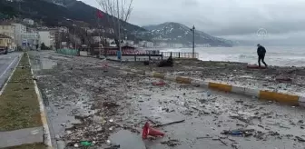 KASTAMONU - Dev dalgaların ulaşımı aksattığı Karadeniz sahil yolunda trafik normale döndü