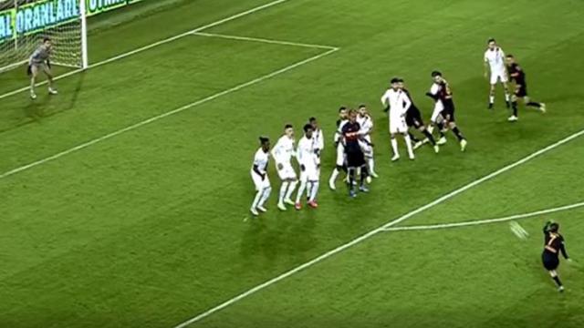 Ne yaptın sen Kerem! Galatasaraylı yıldızın akıllara durgunluk veren golü Türkiye'nin dilinde Ne yaptın sen Kerem! Galatasaraylı yıldızın akıllara durgunluk veren golü Türkiye'nin dilinde