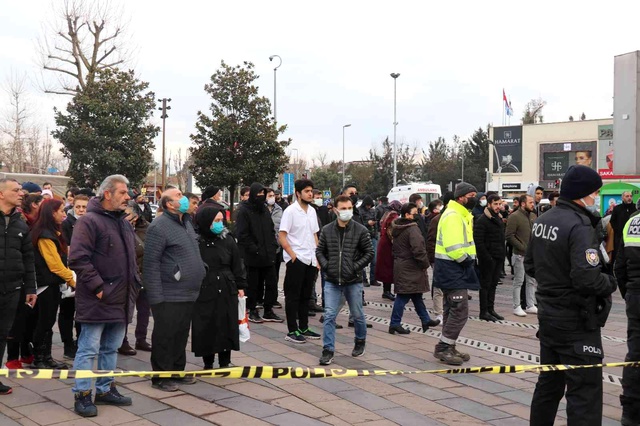 İş merkezinin çatısından düşen genç hayatını kaybetti İş merkezinin çatısından düşen genç hayatını kaybetti