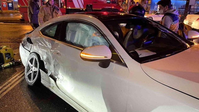 İstanbul'un göbeğinde feci kaza! 5 kişi yaralandı, lüks otomobilde sıkışan kadın güçlükle kurtarıldı İstanbul'un göbeğinde feci kaza! 5 kişi yaralandı, lüks otomobilde sıkışan kadın güçlükle kurtarıldı