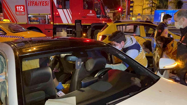 İstanbul'un göbeğinde feci kaza! 5 kişi yaralandı, lüks otomobilde sıkışan kadın güçlükle kurtarıldı İstanbul'un göbeğinde feci kaza! 5 kişi yaralandı, lüks otomobilde sıkışan kadın güçlükle kurtarıldı
