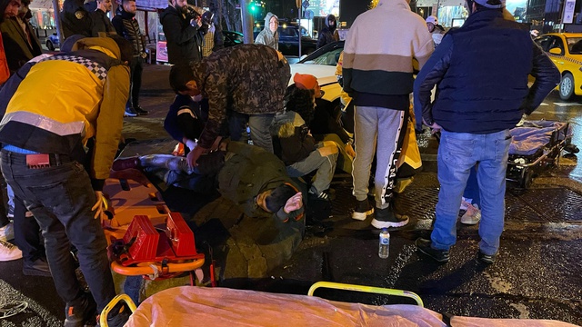 İstanbul'un göbeğinde feci kaza! 5 kişi yaralandı, lüks otomobilde sıkışan kadın güçlükle kurtarıldı İstanbul'un göbeğinde feci kaza! 5 kişi yaralandı, lüks otomobilde sıkışan kadın güçlükle kurtarıldı