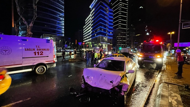 İstanbul'un göbeğinde feci kaza! 5 kişi yaralandı, lüks otomobilde sıkışan kadın güçlükle kurtarıldı İstanbul'un göbeğinde feci kaza! 5 kişi yaralandı, lüks otomobilde sıkışan kadın güçlükle kurtarıldı