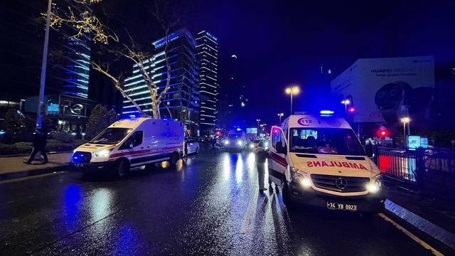 İstanbul'un göbeğinde feci kaza! 5 kişi yaralandı, lüks otomobilde sıkışan kadın güçlükle kurtarıldı İstanbul'un göbeğinde feci kaza! 5 kişi yaralandı, lüks otomobilde sıkışan kadın güçlükle kurtarıldı