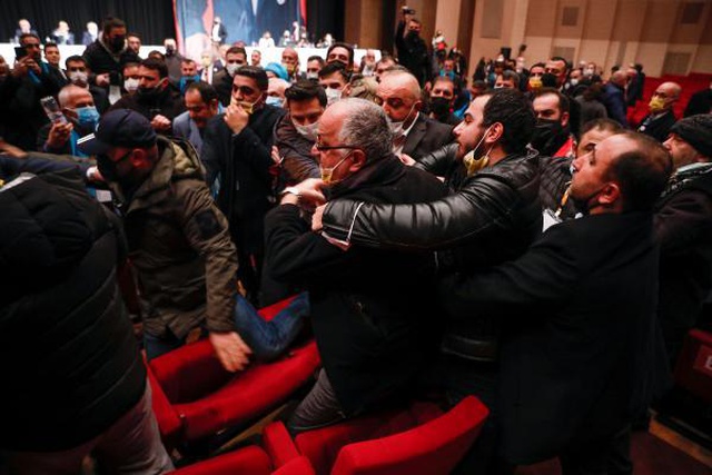 Taksicilerin Genel Kurulu da olaylı, yumruklar havada uçuştu! Polis, salona girmek zorunda kaldı Taksicilerin Genel Kurulu da olaylı, yumruklar havada uçuştu! Polis, salona girmek zorunda kaldı