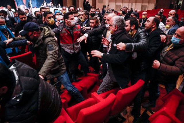 Taksicilerin Genel Kurulu da olaylı, yumruklar havada uçuştu! Polis, salona girmek zorunda kaldı Taksicilerin Genel Kurulu da olaylı, yumruklar havada uçuştu! Polis, salona girmek zorunda kaldı