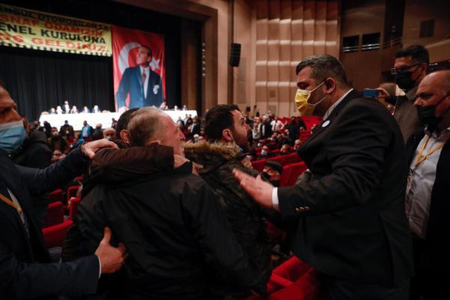 Taksicilerin Genel Kurulu da olaylı, yumruklar havada uçuştu! Polis, salona girmek zorunda kaldı Taksicilerin Genel Kurulu da olaylı, yumruklar havada uçuştu! Polis, salona girmek zorunda kaldı