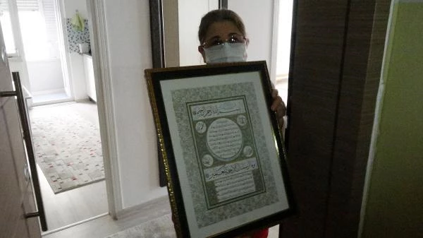 Yangın çıkan dairenin alt katında oturan kadın, itfaiyecilere balkondan ayet tutarak destek verdi Yangın çıkan dairenin alt katında oturan kadın, itfaiyecilere balkondan ayet tutarak destek verdi