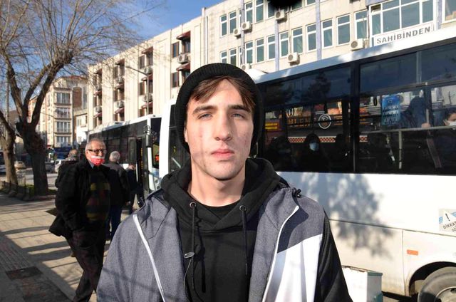 Edirne'de toplu ulaşıma yapılan zam isyan ettirdi: İndi bindi 5 TL Edirne'de toplu ulaşıma yapılan zam isyan ettirdi: İndi bindi 5 TL