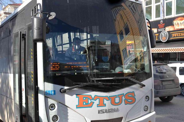 Edirne'de toplu ulaşıma yapılan zam isyan ettirdi: İndi bindi 5 TL Edirne'de toplu ulaşıma yapılan zam isyan ettirdi: İndi bindi 5 TL