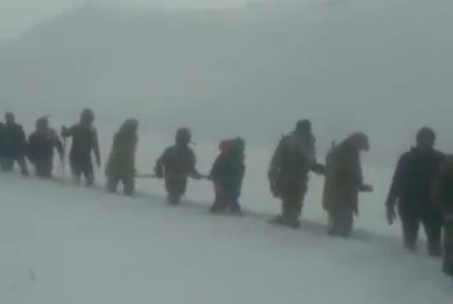 Kar yağışı ve tipi nedeniyle alınamayan şehit cenazesi için köylüler seferber oldu Kar yağışı ve tipi nedeniyle alınamayan şehit cenazesi için köylüler seferber oldu