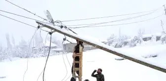 Yoğun tipiye rağmen elektrik hatları onarılıyor