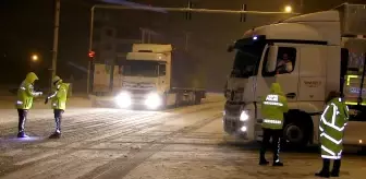 Aksaray-Konya karayolu kar ve tipi nedeniyle ulaşıma kapatıldı