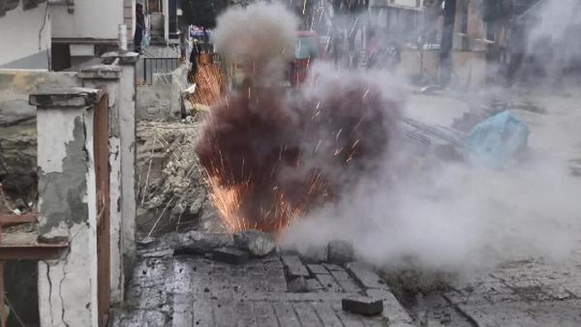 Avcılar'da yeraltı kabloları yine alev alıp patladı Avcılar'da yeraltı kabloları yine alev alıp patladı